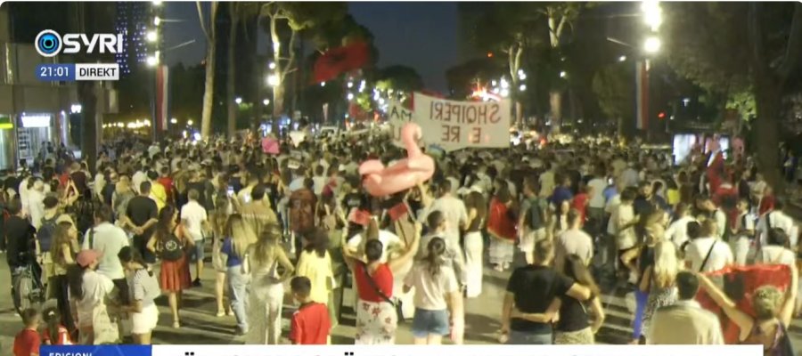  Rama jepe dorëheqjen   Protesta e 50 të kundër qeverisë  qytetarët marshojnë në rrugët e Tiranës