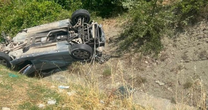 Përmbyset vetura, dy persona lëndohen nga një aksident i frikshëm në Gramsh