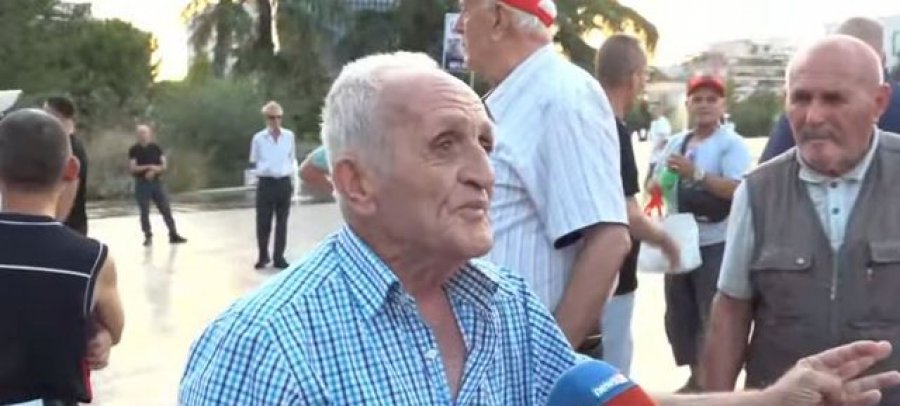 Qytetari në protestën kundër qeverisë: Kemi marrë fund, pensionistë e studentë të ngrihen 