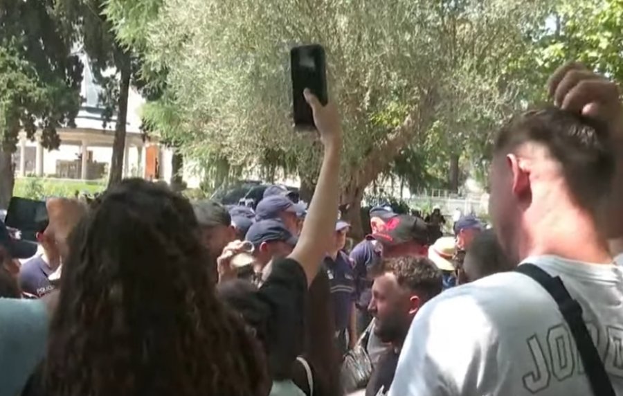 LIVE   Proteste para parlamentit  Arrestoni Ramën e Ballukun