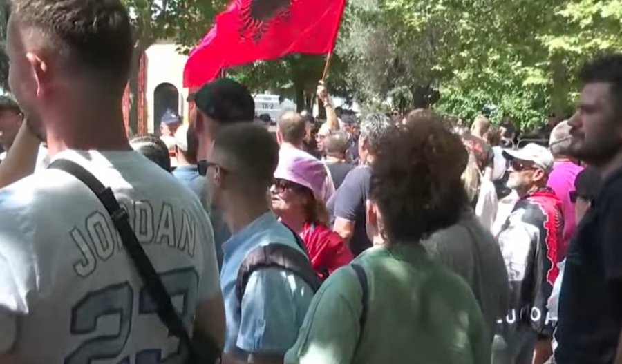 Arrestoni Ramën e Ballukun   Qytetarët mblidhen para Kuvendit  kërkojnë dorëheqjen e Ramës