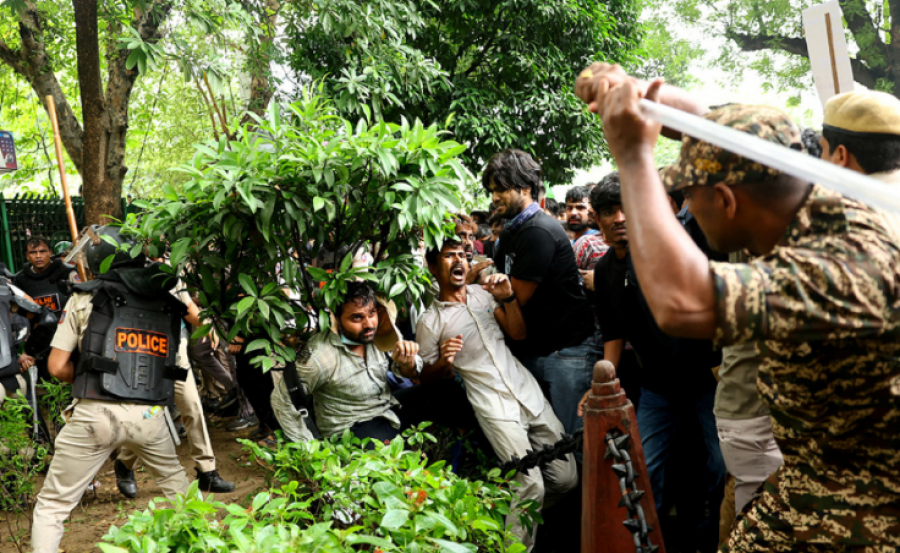 tensione-ne-new-delhi-protestuesit-perplasen-me-policine-prane-parlamentit