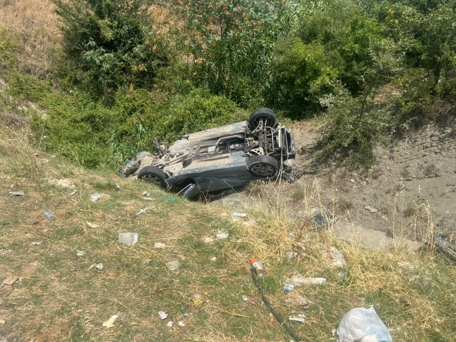 Aksident i rëndë pranë Gramshit, makina del nga rruga dhe rrokulliset disa herë, plagosen dy persona