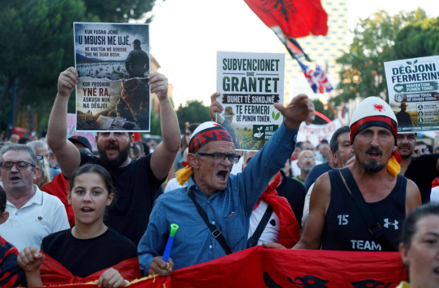 Dita e pesëdhjetë e  Revolucionit të Flamingove   Gazeta holandeze  Protestuesit kërkojnë dorëheqjen e Ramës