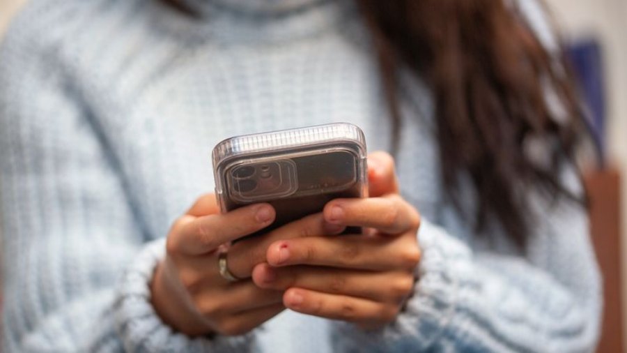 Çfarë i bën trurit tonë 'lëvizja pa fund' në telefon?