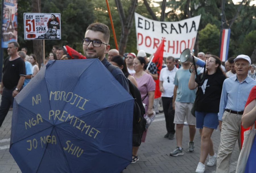 'Duhet ta rrëzojmë!' Al Jazeera: Prej 7 javësh shqiptarët në protestë kundër korrupsionit dhe qeverisë Rama