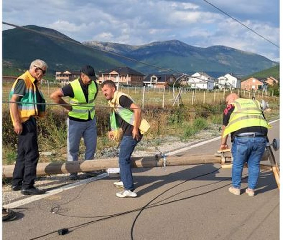 Stuhi me erë të fortë në Kukës  Rrëzohen shtyllat elektrike  disa zona pa energji