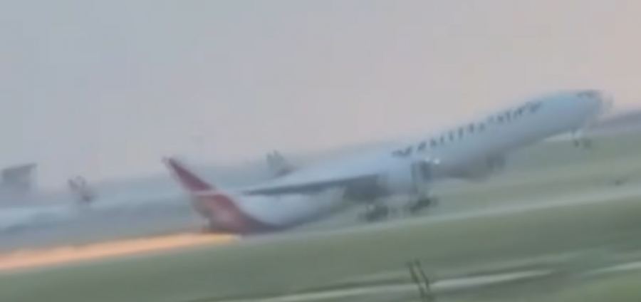 VIDEO  Momente frike në SHBA  avioni prek pistën me bisht dhe shkakton shkëndija