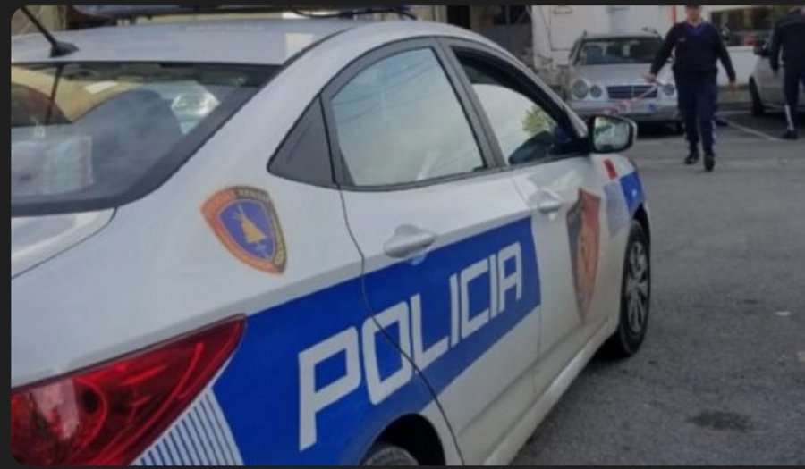 Aksident në Kukës, makina del nga rruga dhe përplaset me një mur, lëndohen dy fëmijë