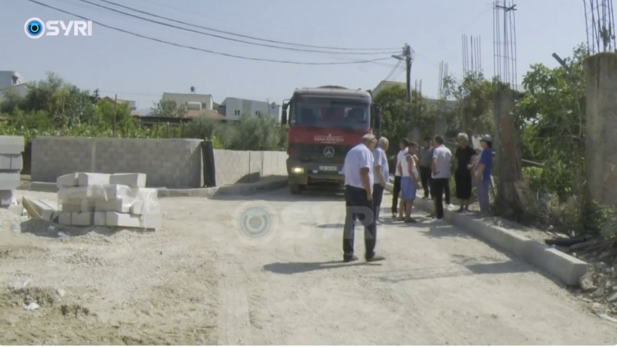 SYRI TV  Banorët e rrugës Kastrioti në protestë  Nuk shkëmbehen dot dy mjete  s kalon zjarrëfiksja