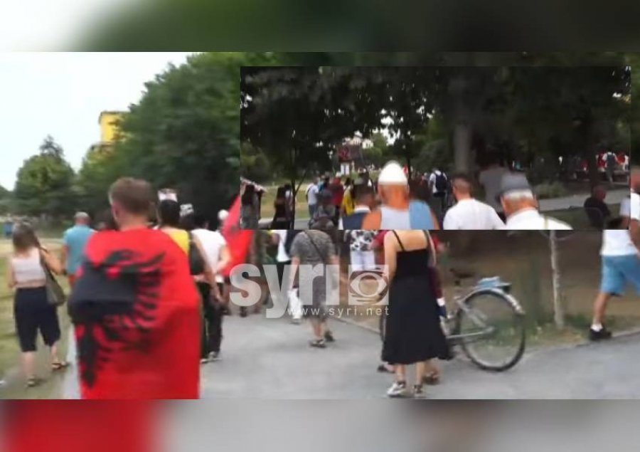 Protesta e 52-të qytetare/ Nis marshimi drejt Kryeministrisë, qytetarët: Rama jepe dorëheqjen