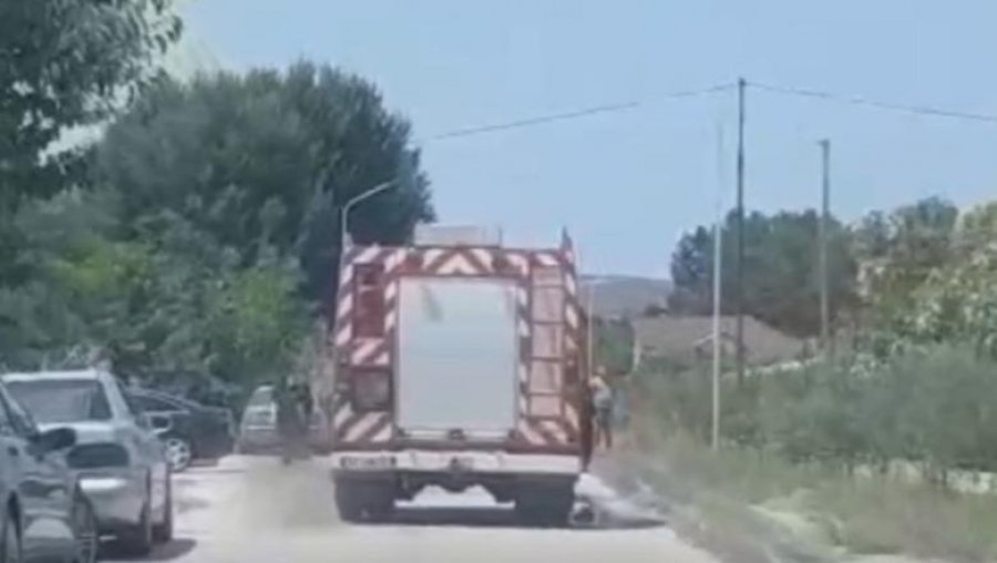Kuçovë, zjarri i djeg shtëpinë, komshinjtë shpëtojnë 90 vjeçaren