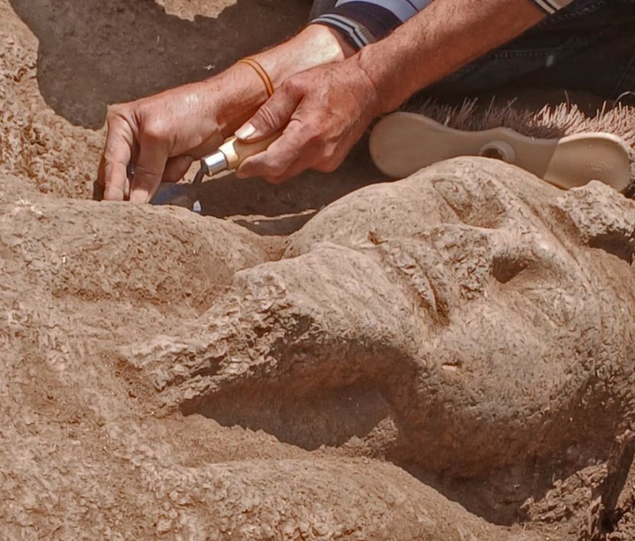 kush-e-terhoqi-kete-statuje-te-ramsesit-ii-neper-shkretetire