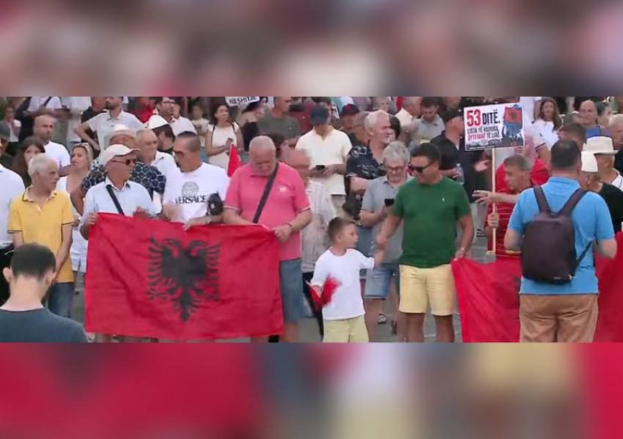 Protesta e 53-të/ Nis marshimi i qytetarëve nga Sheshi Skënderbej drejt Kryeministrisë