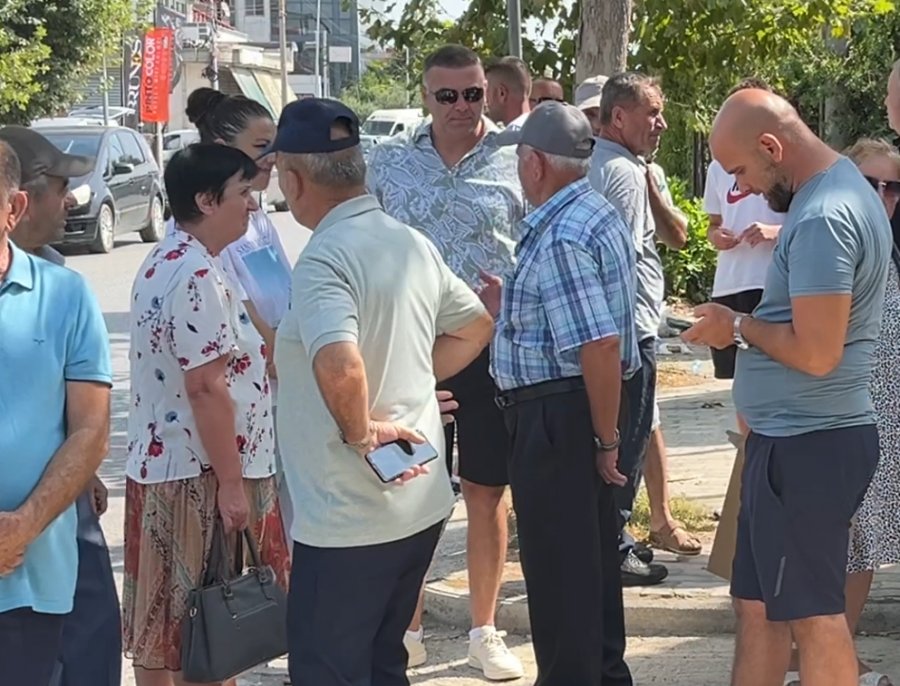 'S'u pagujanë qiranë e tokës' – Banorët e Patos-Marinzës protestojnë para Bankers, paralajmërojnë përshkallëzim
