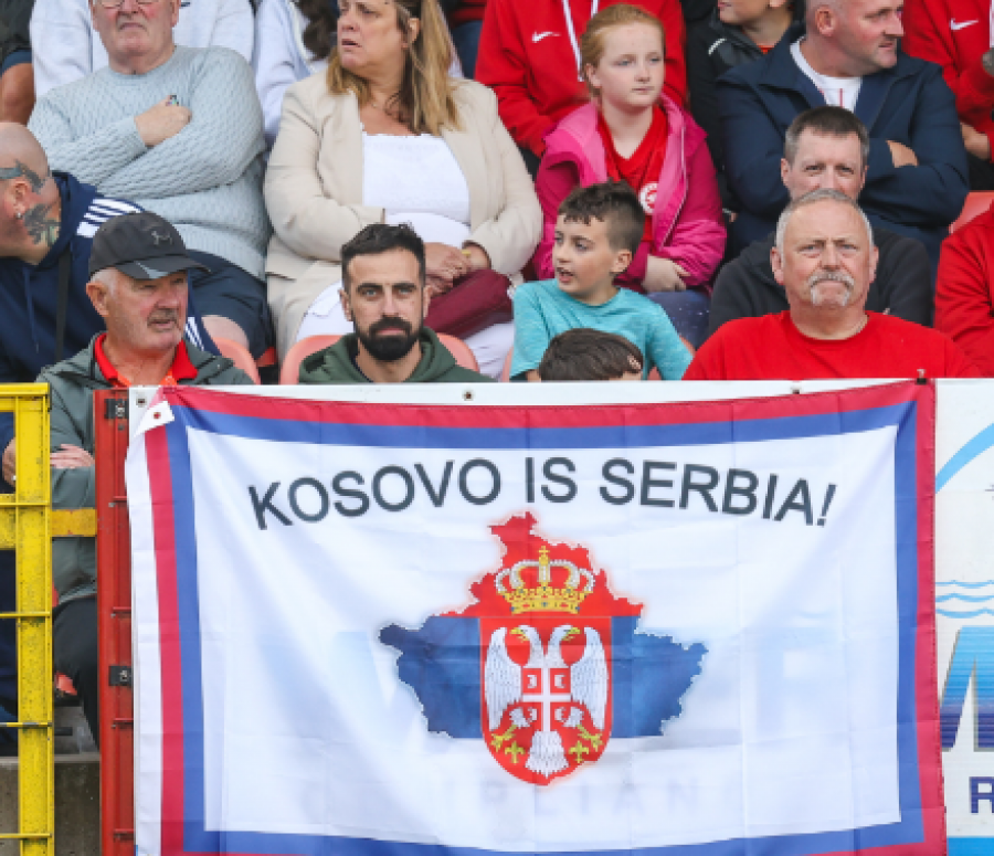 Skandal në ndeshjen Larne - Crvena Zvezda, tifozët nxjerrin parullën ‘Kosovo is Serbia’, klubi e ndan në faqen zyrtare
