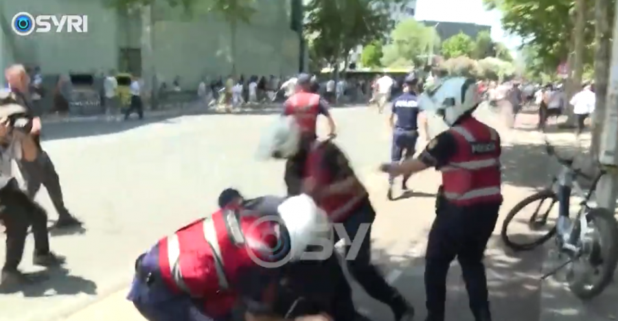 syri-tv-lamallari-mbron-dhunen-e-uniformave-blu-ne-protesta-sjellja-e-policise-shembullore