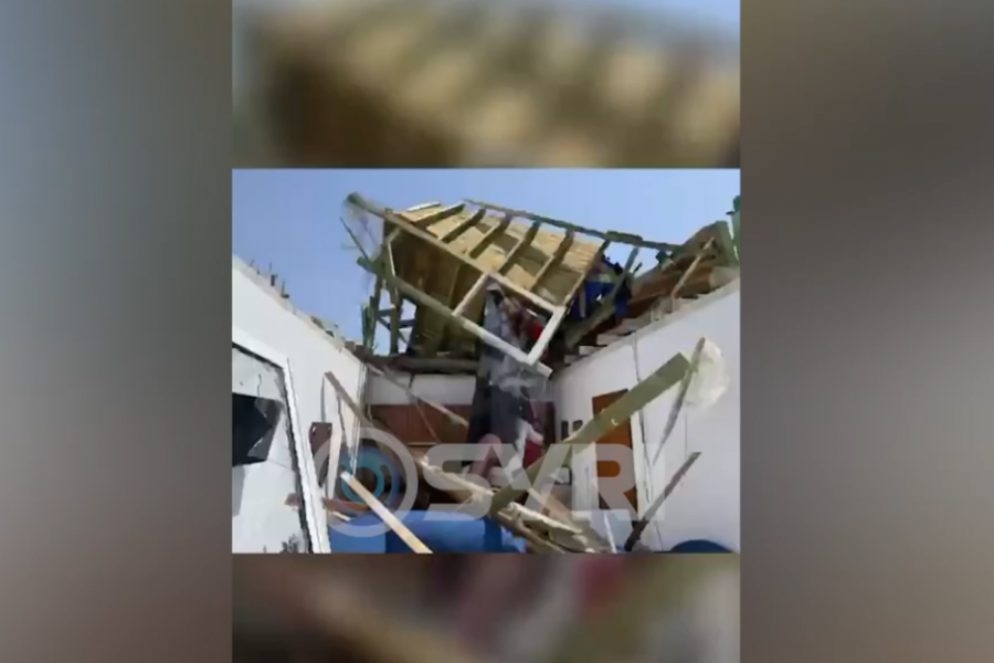 Stuhia në Sarandë   Fluturon  çatia e katit të fundit të pallatit 12 katësh