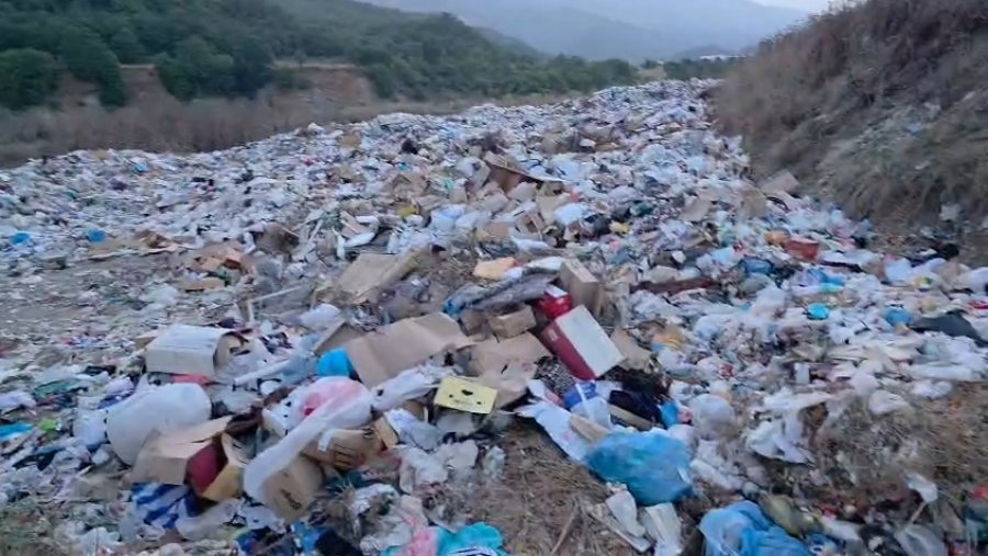 parku-kombetar-i-vjoses-mbushet-me-mbetjet-urbane-te-kelcyres-alarm-per-ndotjen-e-lumit