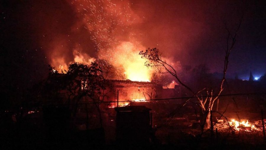 Mbi 1 000 zjarrfikës luftojnë me flakët në jug të Francës