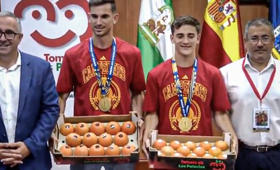 Spanjollët marrin dhurata tradicionale pas triumfit në Botëror: Stadiume me emrat e tyre dhe... arka me domate