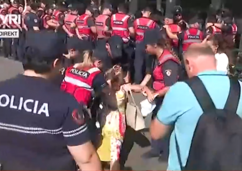 Shokuese/ Tension dhe dhunë në protestë, policia tërheq zvarrë të moshuarën dhe pengon kamerat të filmojnë