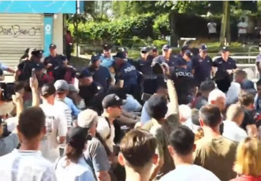 Protesta para Parlamentit, protestuesit heqin edhe gardhin tjetër metalik nga ana e pedonales