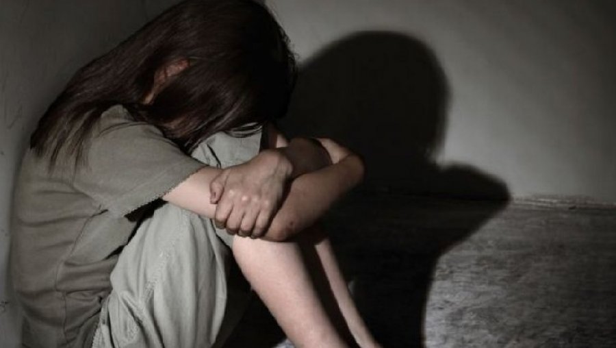 Dyshohet se përdhunoi një 27-vjeçare me probleme të shëndetit mendor, shpallet në kërkim 42-vjeçari në Lushnjë