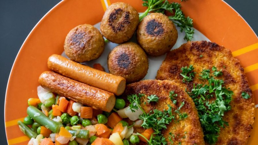 Produktet vegane që zëvendësojnë mishin dhe qumështin kanë më shumë përbërës të shtuar