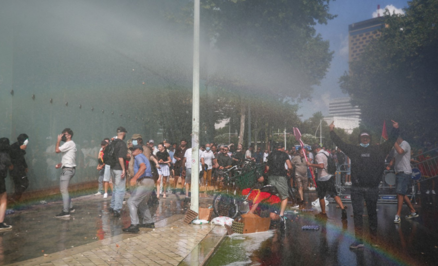 AFP  Policia përdor gaz lotsjellës kundër protestuesve  4 mln eurot për Kanye West revoltuan qytetarët