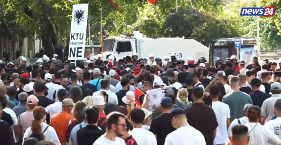 Protestuesit hedhin vezë në drejtim të policisë së Ramës, tentojnë të çajnë gardhet metalike