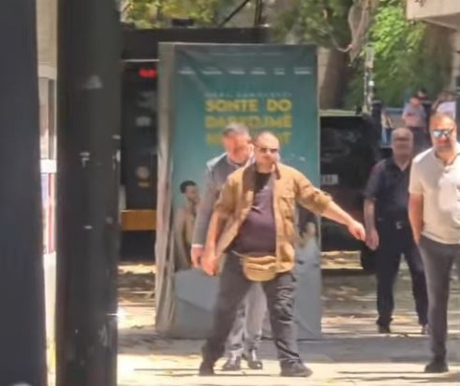 VIDEO/ 'Hajde të q..sha robt' breshëri vezësh ndaj Eduart Shalsit dhe Ervin Hoxhës