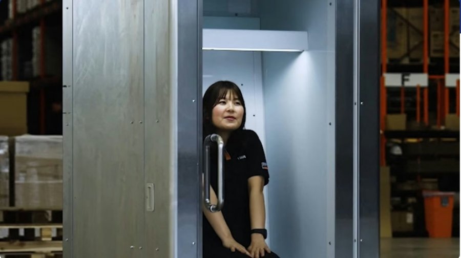 Japonezët krijojnë 'frigorifer njerëzor' portativ për të luftuar nxehtësinë ekstreme