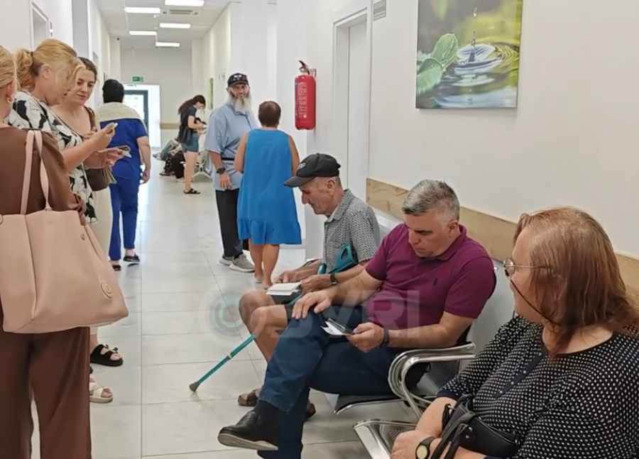 SYRI TV  Radhë të gjata në Poliklinikën Shkodër  të moshuarit dhe pacientët në pritje
