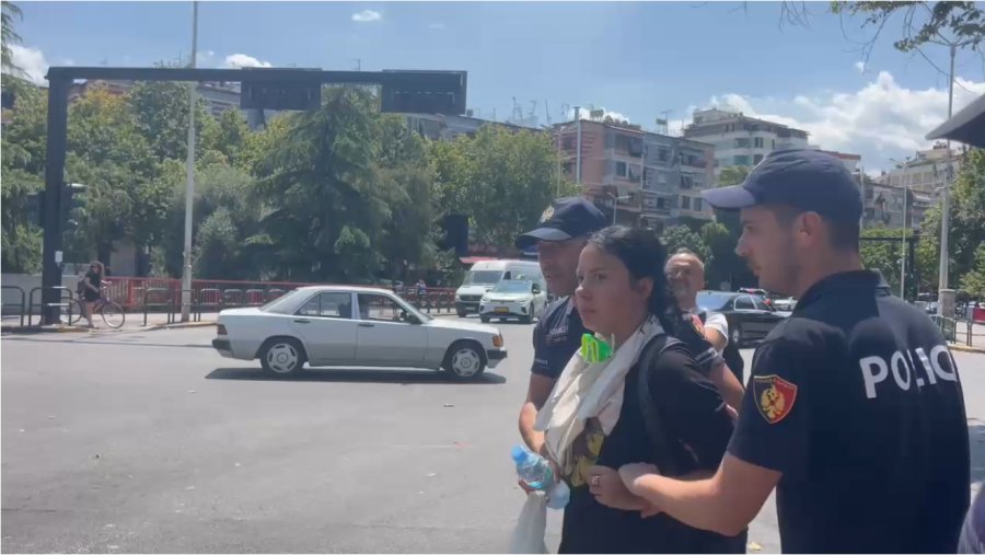 Hodhi vezë gjatë protestës para Kuvendit  policia shoqëron protestuesen