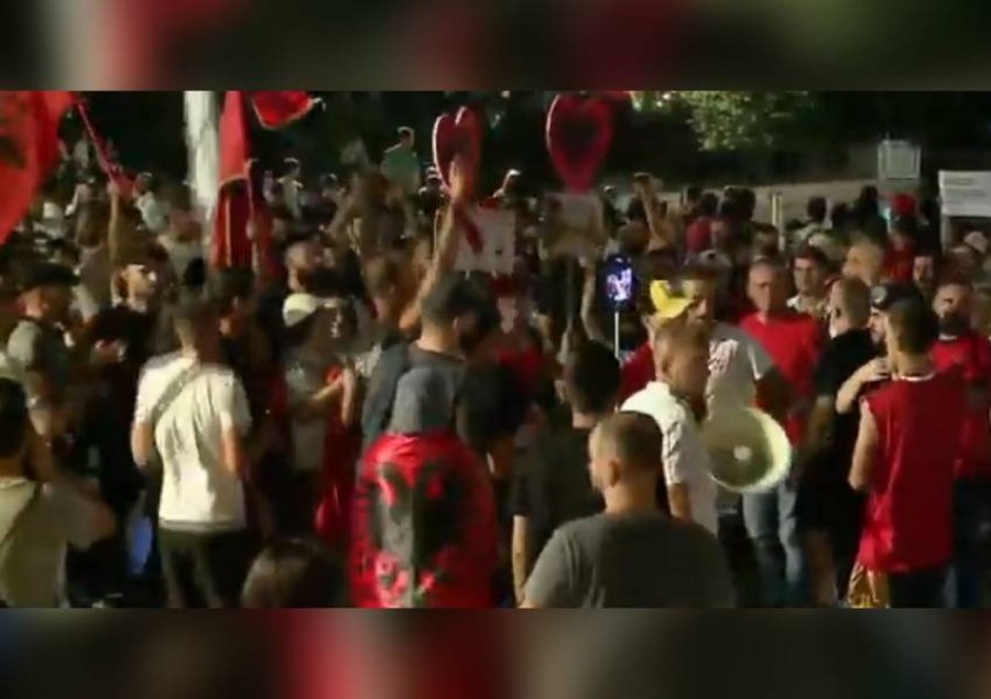 54 ditë në protestë/ Mbyllet marshimi në Tiranë, qytetarët: Nesër më shumë, Rama ik