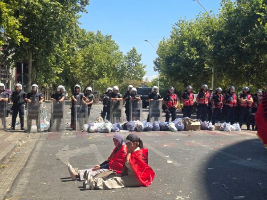 FOTOLAJM/ Qese me mbetje te kordoni policor, mesazhi: Mos i mbroni plehrat!