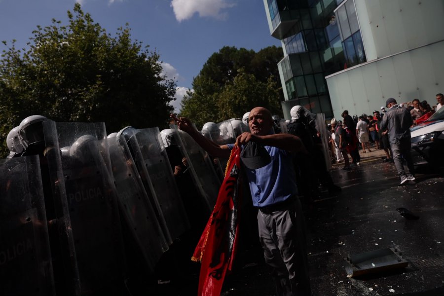 Dhuna disproporcionale e policisë, protestuesit nuk tërhiqen: 'Rezistenca vazhdon' para Kuvendit