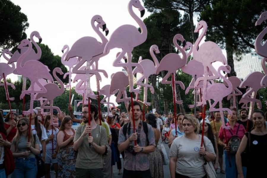 ‘Shpërthen’ revista franceze: Mafia po plaçkit Shqipërinë! Protestat tronditin vendin, kërkohet largimi i Ramës