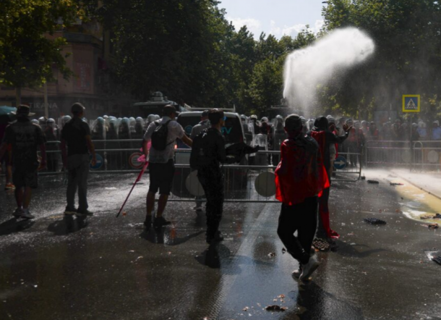 reuters-policia-perdor-gaz-lotsjelles-protestuesit-nuk-ndalen-rama-duhet-te-largohet-se-eshte-hajdut