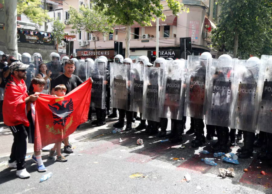 media-spanjolle-publikon-foton-simbol-intensifikohen-protestat-kerkohet-doreheqja-e-edi-rames