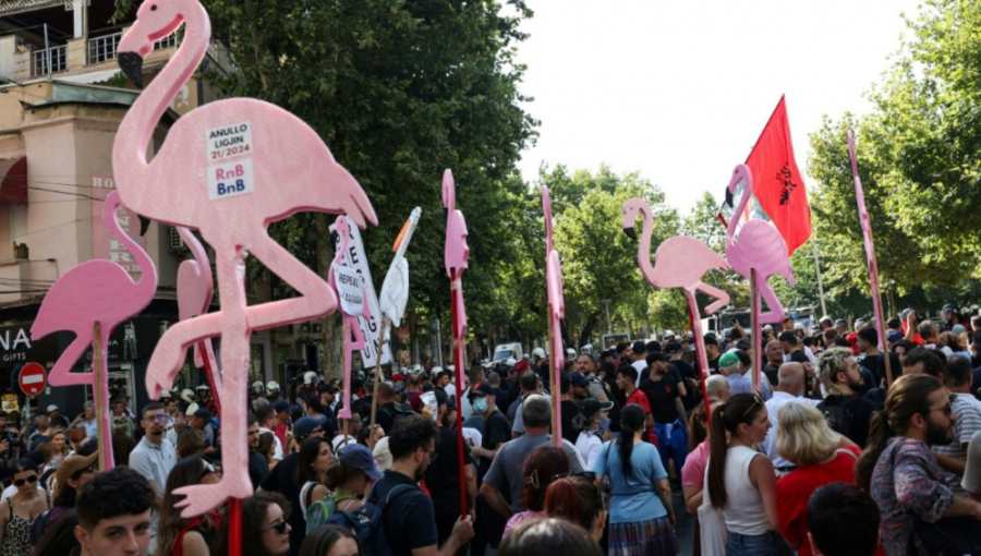 Revista gjermane: Gaz lotsjellës kundër protestuesve antiqeveritarë që kërkojnë dorëheqjen e Ramës