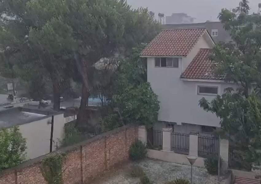 Stuhia/ Pak minuta shi përmbytin Elbasan, breshëri zbardh qytetin  