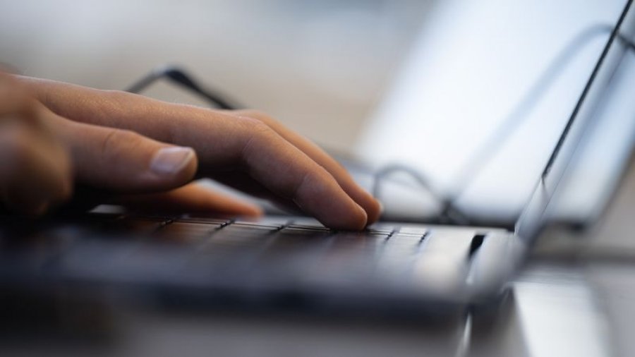pse-duhet-te-hyni-here-pas-here-ne-llogarite-tuaja-te-paperdorura-te-gmail-dhe-microsoft