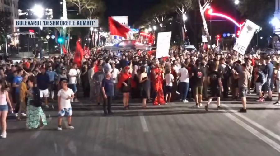 'Rama, jepe dorëheqjen', mbyllet protesta e 55-të para Kryeministrisë: Nesër më shumë