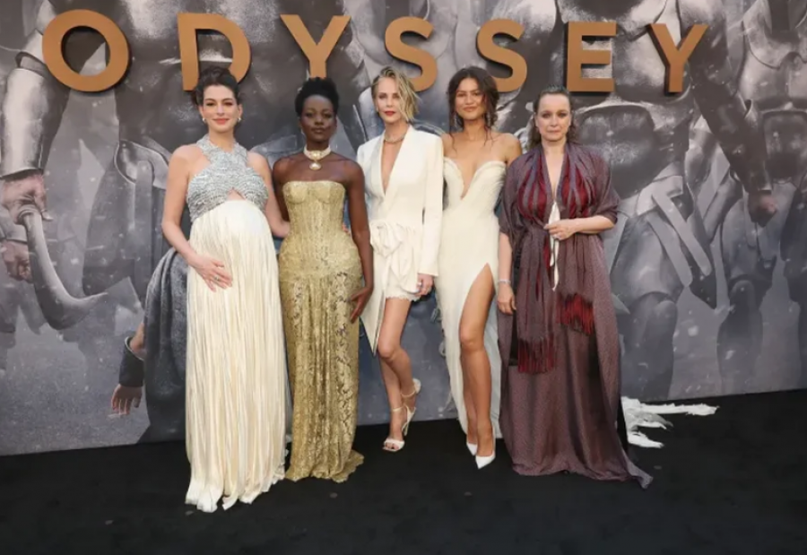 Stili i perëndeshave greke rikthehet fuqishëm, yjet e ‘The Odyssey’ vendosin trendin e verës