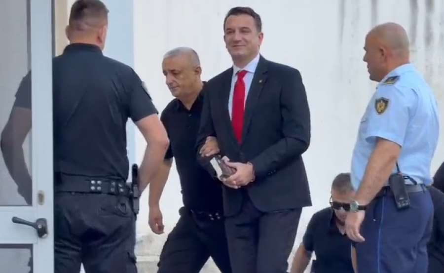 Padia ndaj prokurorit Dado/ Sot, gjyqi në Gjykatën Administrative. Mbërrin Veliaj, sërish me ‘libër’ në dorë
