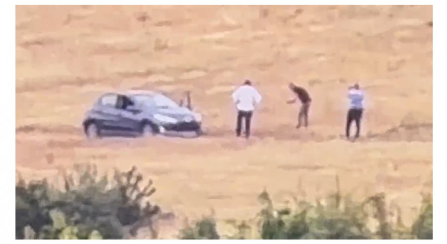 Refik Buzi me armën poshtë mjekrës  RENEA afrohet te makina ku ndodhet  vijojnë negociatat për dorëzim