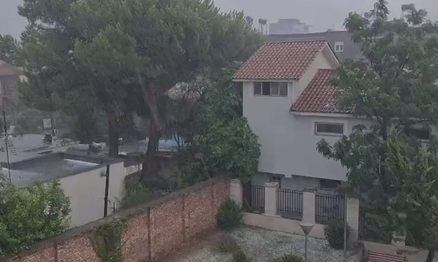 Stuhia  Pak minuta shi përmbytin Elbasan  breshëri zbardh qytetin