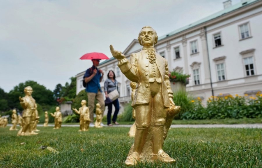 Salzburgu vendos 300 statuja të arta, për 270-vjetorin e lindjes së Mozartit